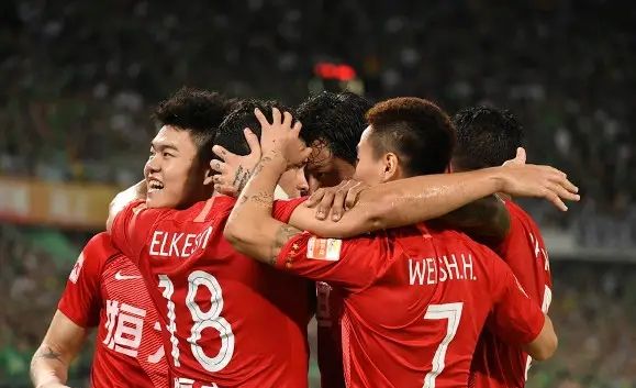 恒大球迷赛后扔水瓶,恒大国安球迷被扔水瓶