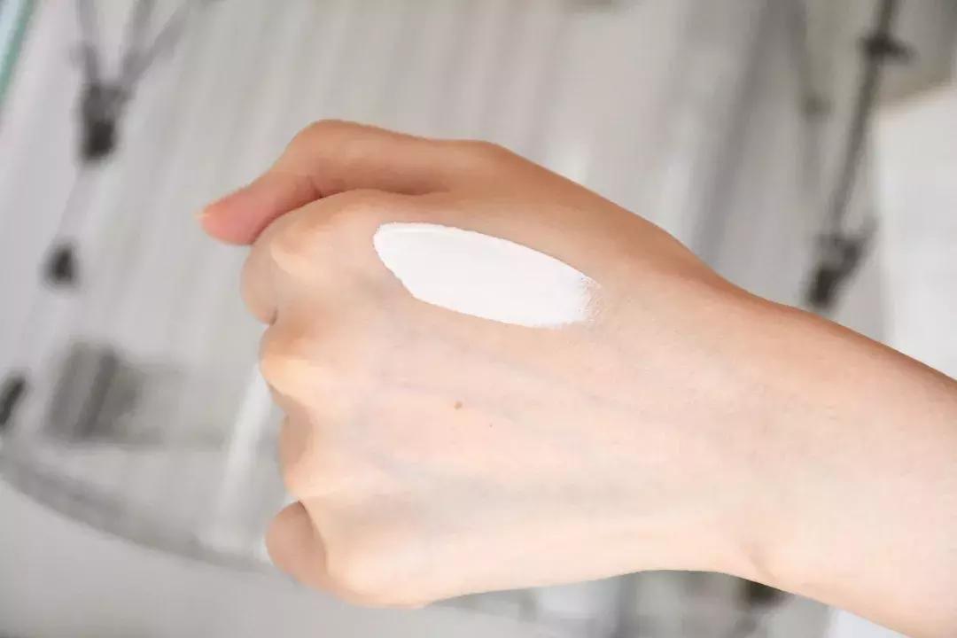 12小时不脱妆保湿提亮遮瑕,春夏妆容持久不脱妆的秘密