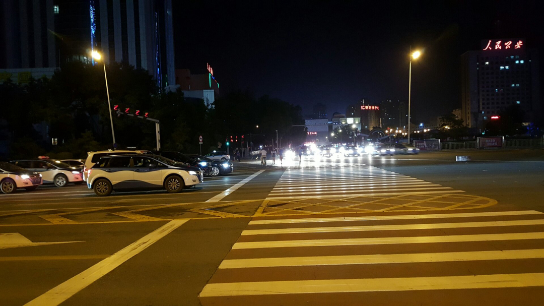 黄灯最后一秒过线，继续走还是停下来？今天告诉你答案