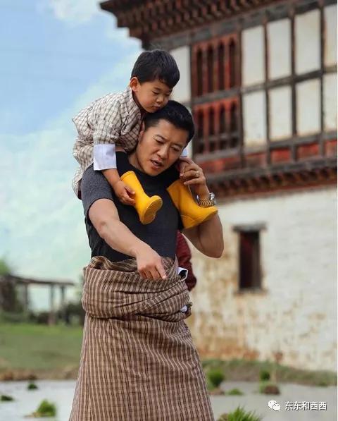 上头有四个婆婆，养娃朴实无华，这位世界最年轻王后是怎么过的？