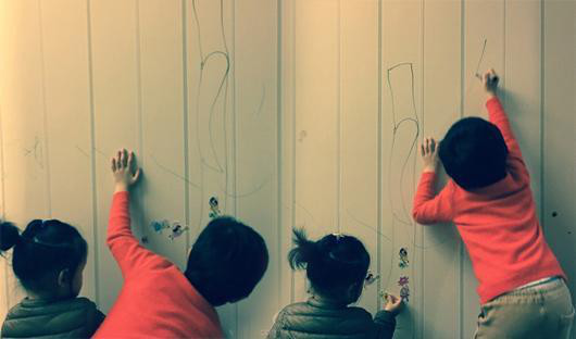 小孩子在墙上乱画怎么清理掉,孩子在墙上乱画需要阻止吗