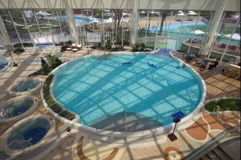 泰州华侨城温泉奥思廷酒店399元起，高级房，泡温泉，体验高尔夫