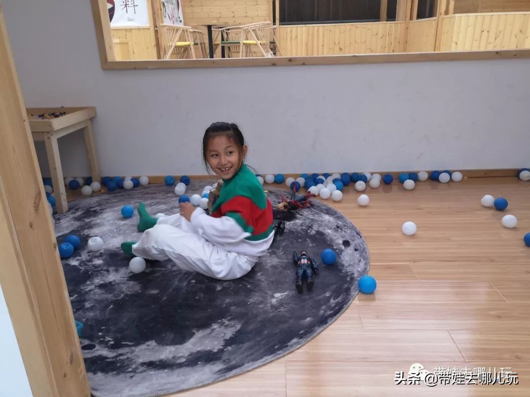 住别墅、滚草坪、躺在床上看电影，密云轻奢营地的花样玩法