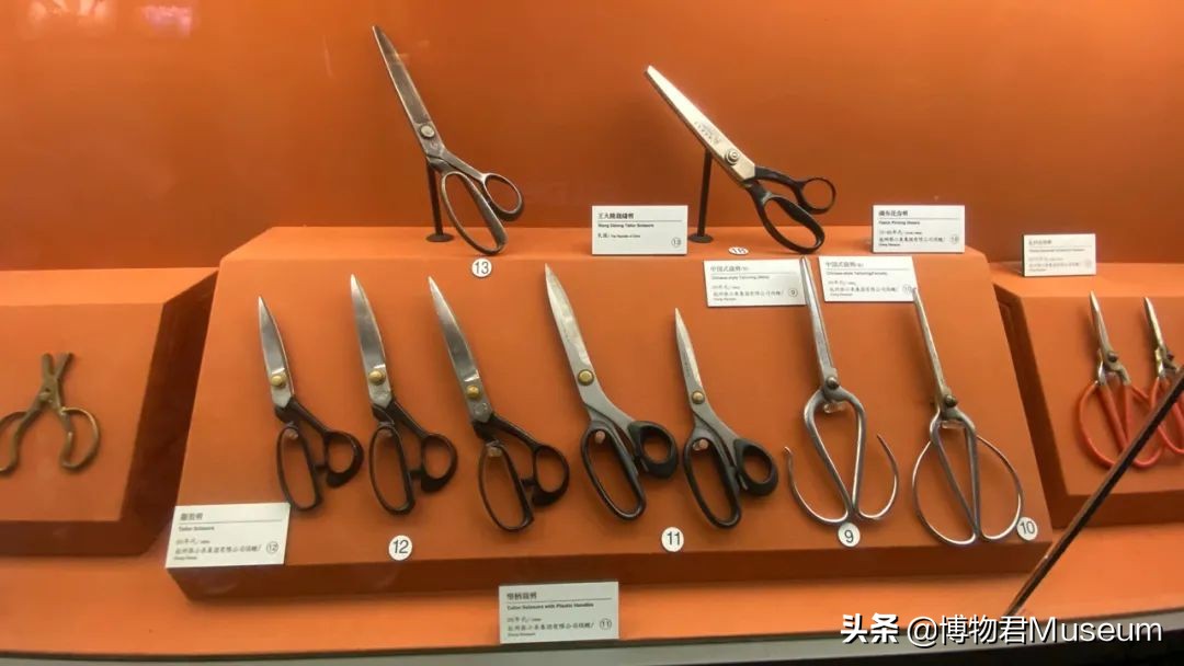 物开一刃为“刀”，两面*刃开**为“剑”，双刀相交为“剪”