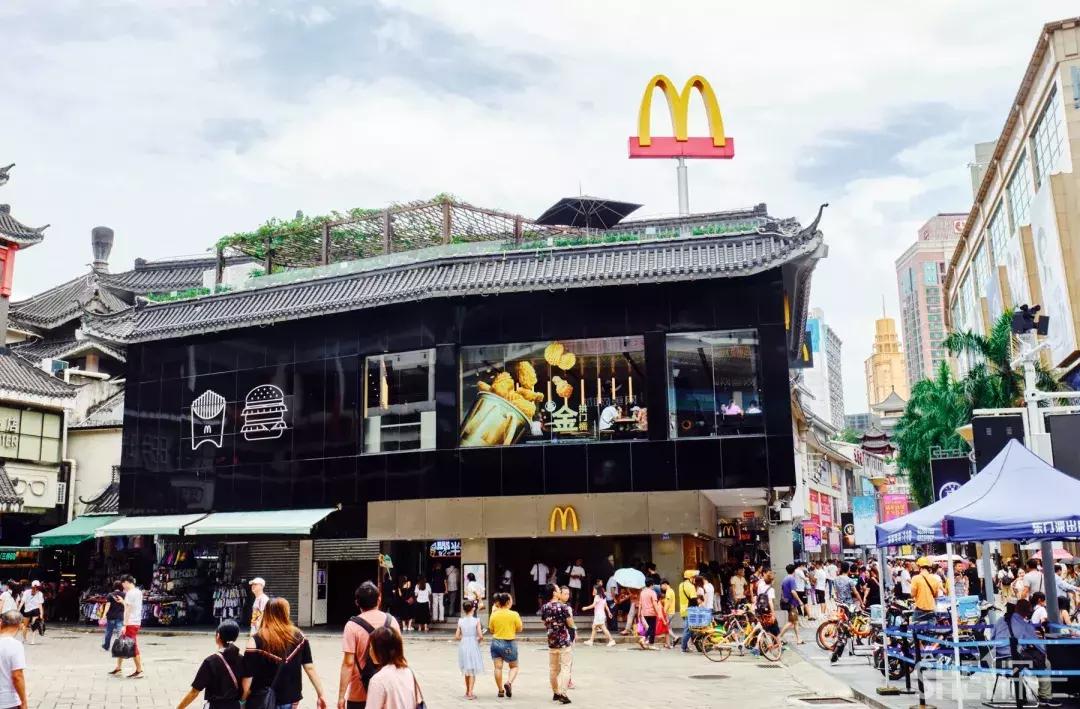 这里是东方世界,东门离这里有多远