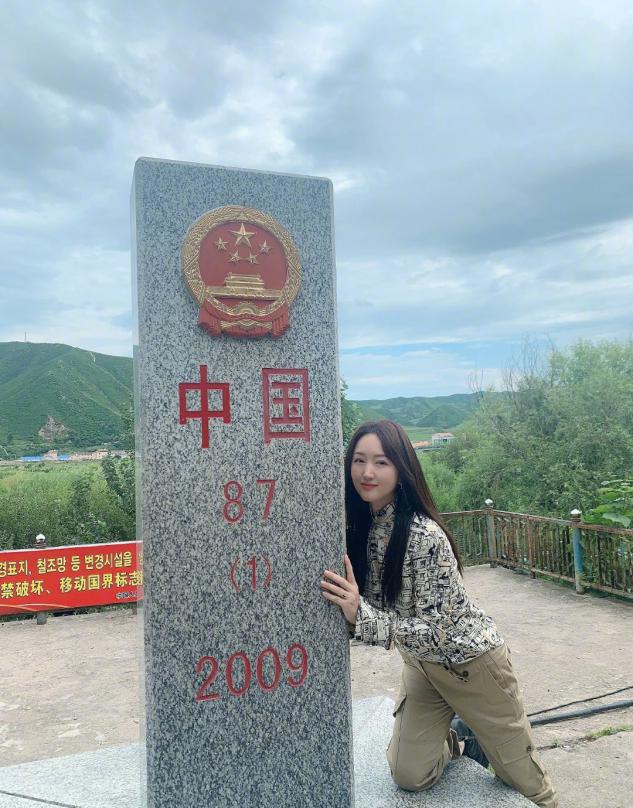 杨钰莹穿羽绒服的照片,杨钰莹穿搭夏天气质套装