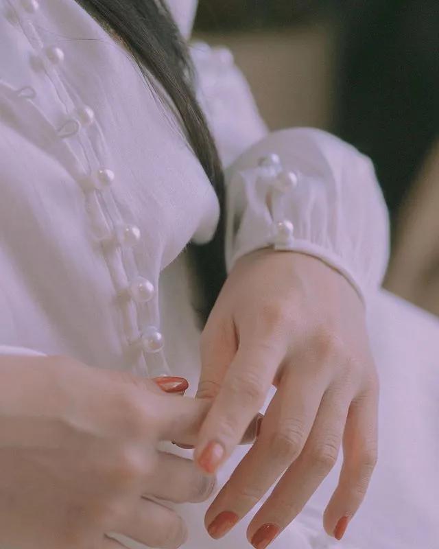 T恤穿腻了？想要时髦又遮肉，春夏白衬衫应该这么洗和这样穿