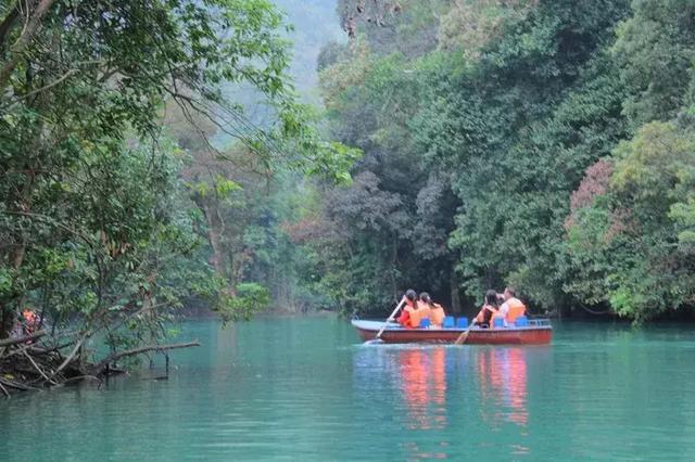 贵州黄果树瀑布和小七孔怎么选,多彩贵州荔波小七孔西江千户苗寨