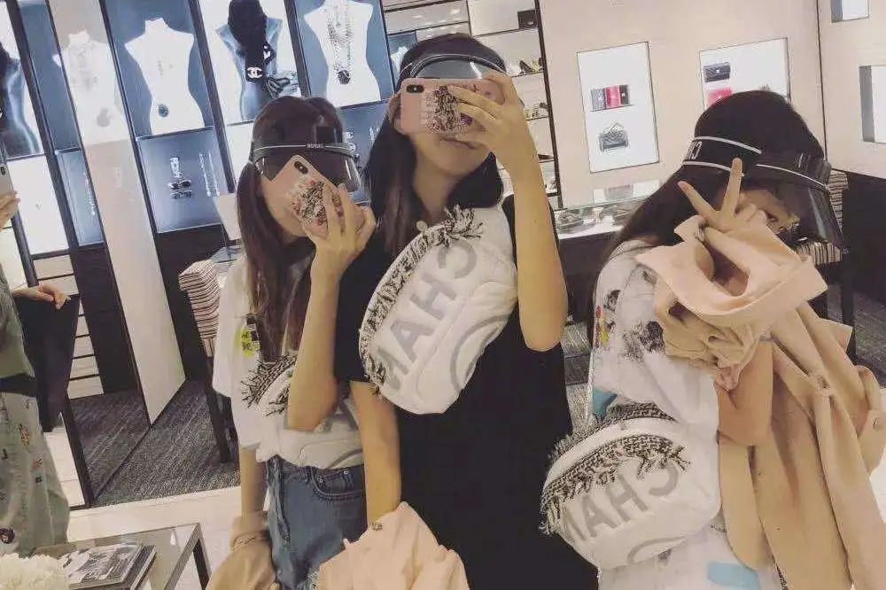 李嫣疑不满闺蜜聚会遭曝光,李嫣回应被质疑炫富