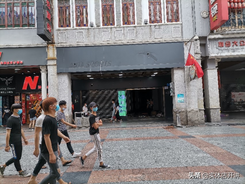 浙江老板五家鞋店仅剩一家，广州上下九步行街店铺空置多