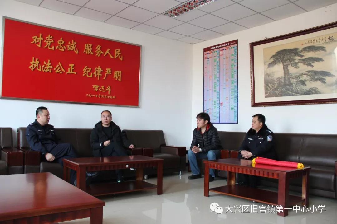 民警护学暖人心学校致谢送锦旗,警校共建合力打造平安校园获锦旗