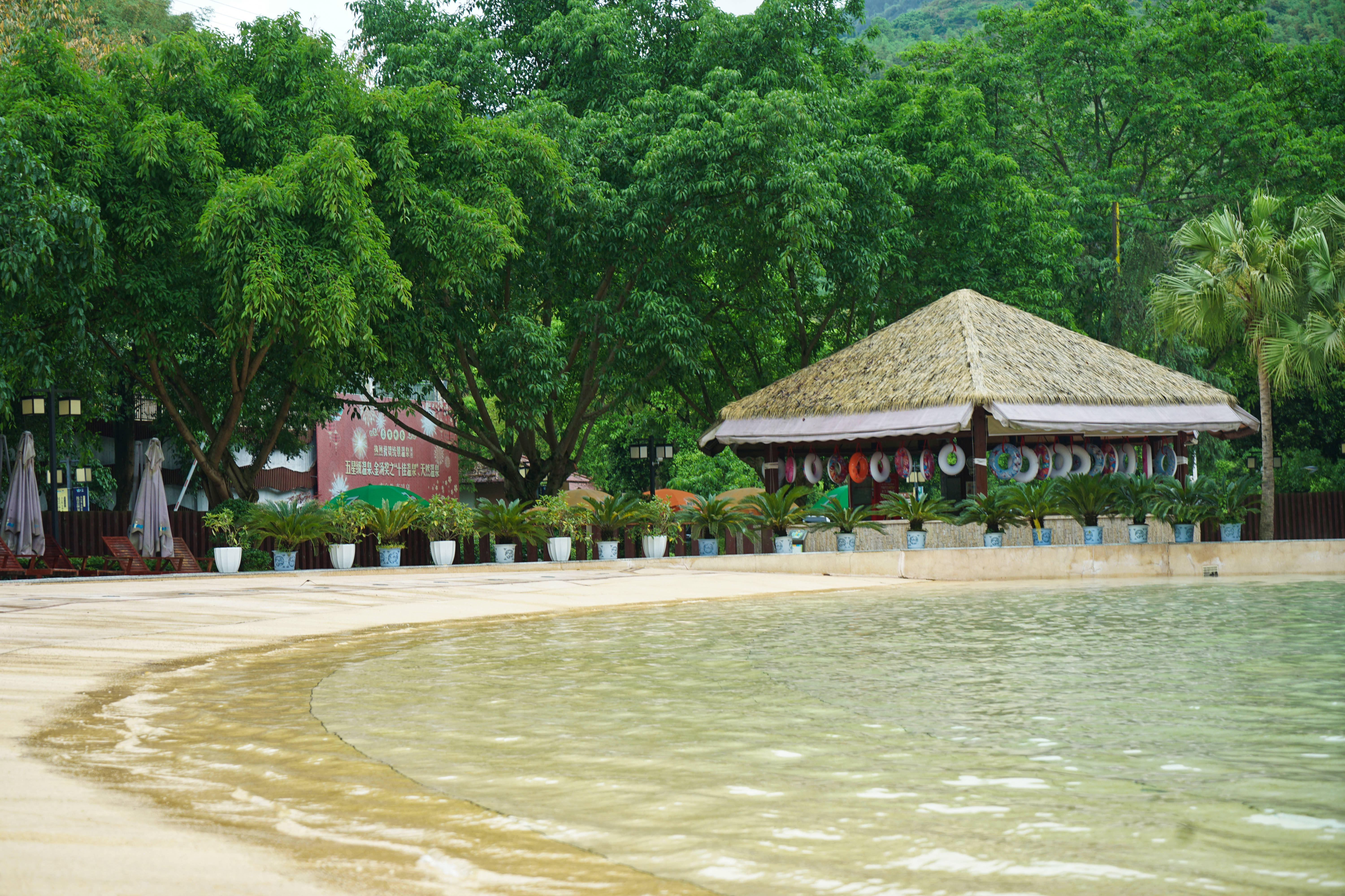 重庆周边山区哪里有温泉,重庆周边泡温泉一日游最佳景点