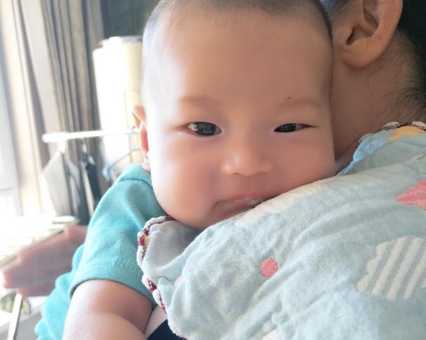 两个月的宝宝能竖抱吗,两个多月的宝宝可以竖抱了正常嘛