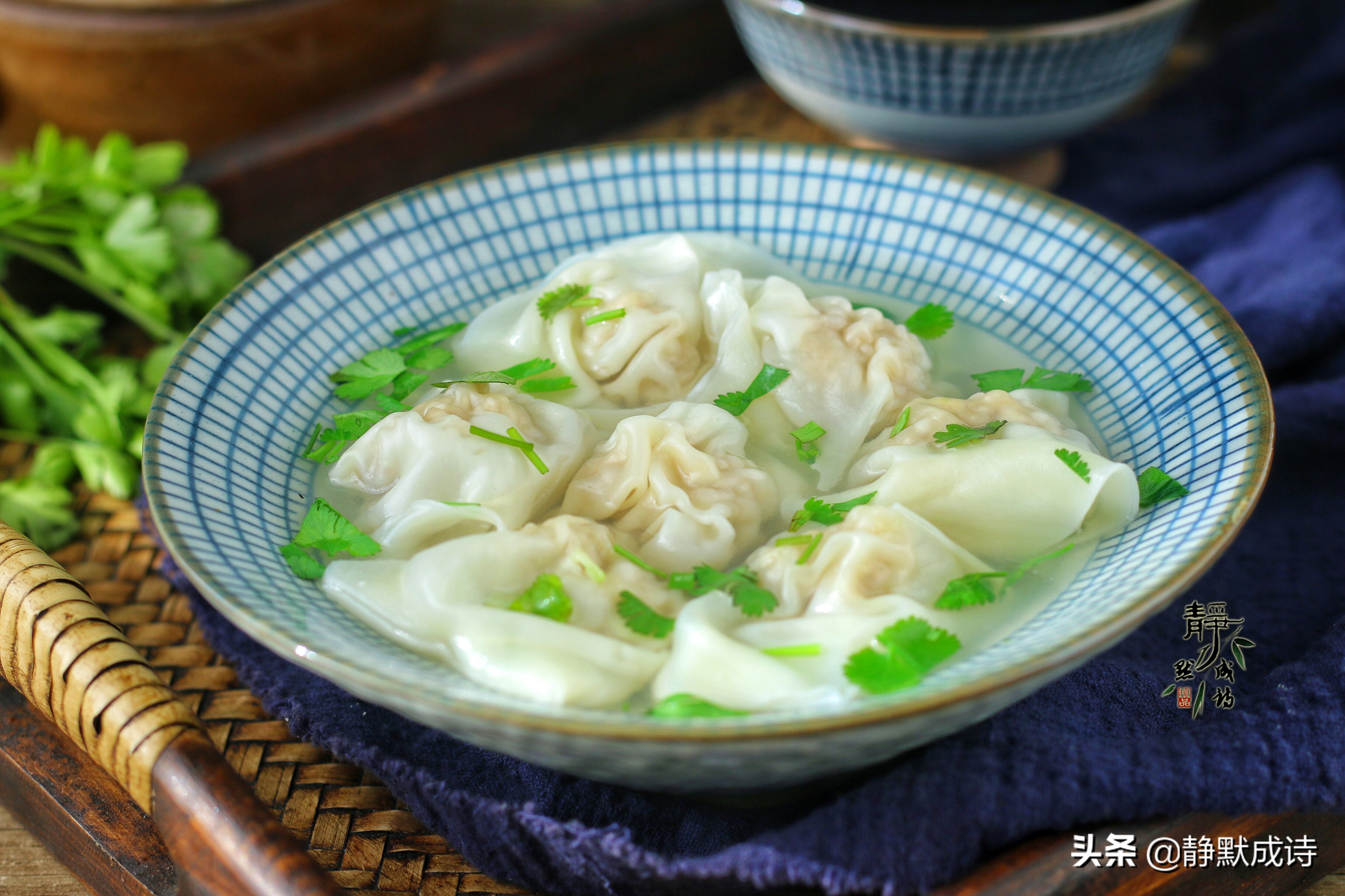 馄饨馅儿先放鸡蛋还是先放葱姜水,馄饨馅儿里面都需要放什么调料