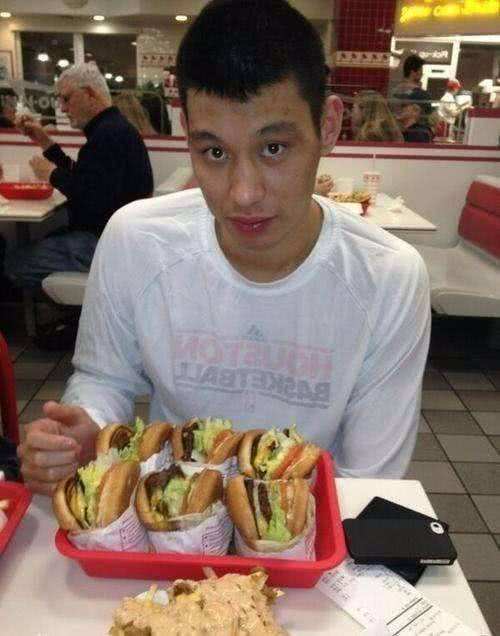 乔丹也通宵打牌，詹姆斯也吃垃圾食品，为什么我们不能原谅周琦？