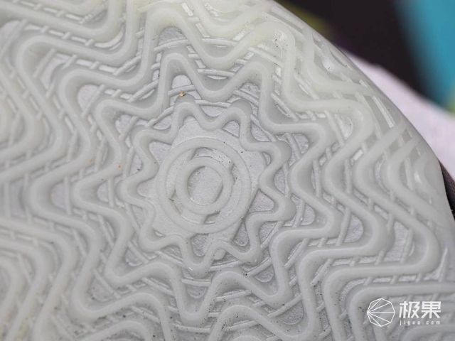 小姐姐上脚的鞋,帕克上脚篮球鞋