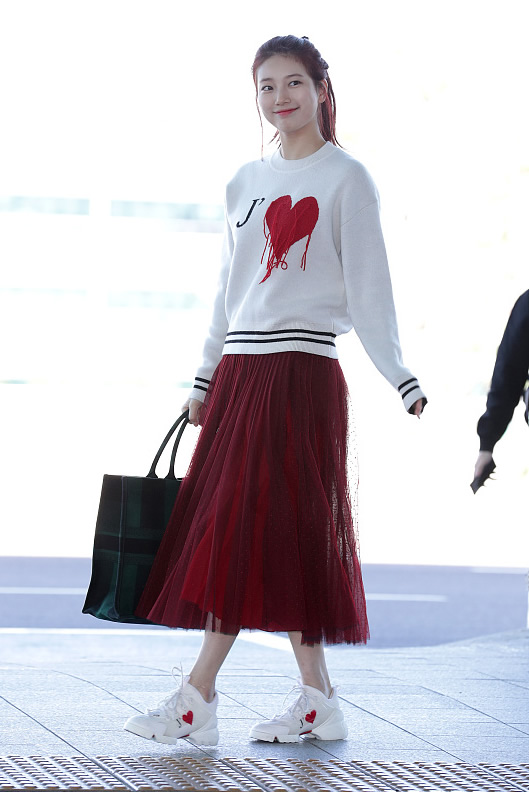 裴秀智穿粉色碎花裙图片,裴秀智黑色破洞牛仔裤