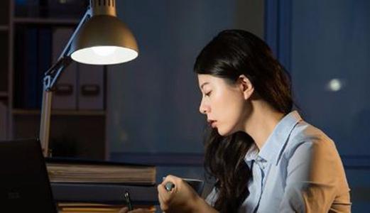 头皮长痘是身体哪里出问题了,头皮长痘到底怎么解决