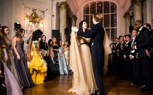 最大牌女团？赌王女儿集合三大豪门千金跳女团舞，这学历身价酸了