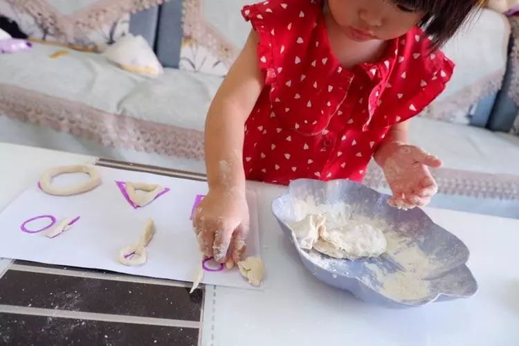 收下游戏,领着孩子做亲子游戏