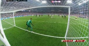 当c罗看到梅西惊人表现,对c罗和梅西的截然不同评价