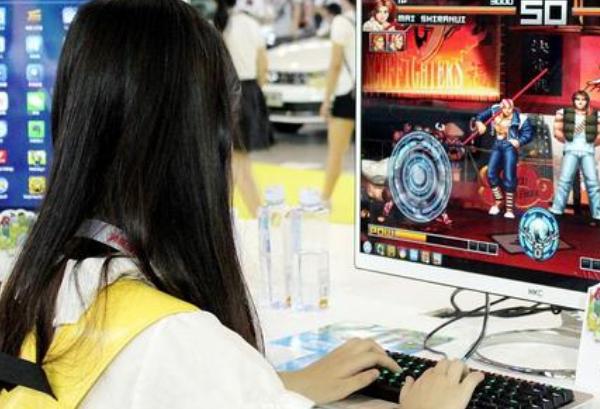 小孩玩手机扣了很多钱怎么教育,怎么防止孩子玩手机被扣费