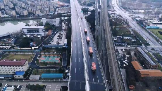 政府工作报告再提快递进村！京东物流服务已覆盖55万行政村，千县万镇24小时达，乡村物流时效进一步提升