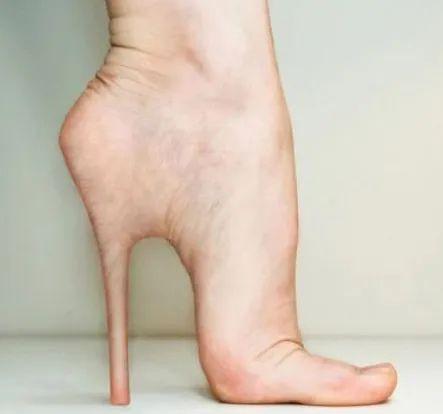 为了美，你愿意上麻药穿红色高跟鞋吗？