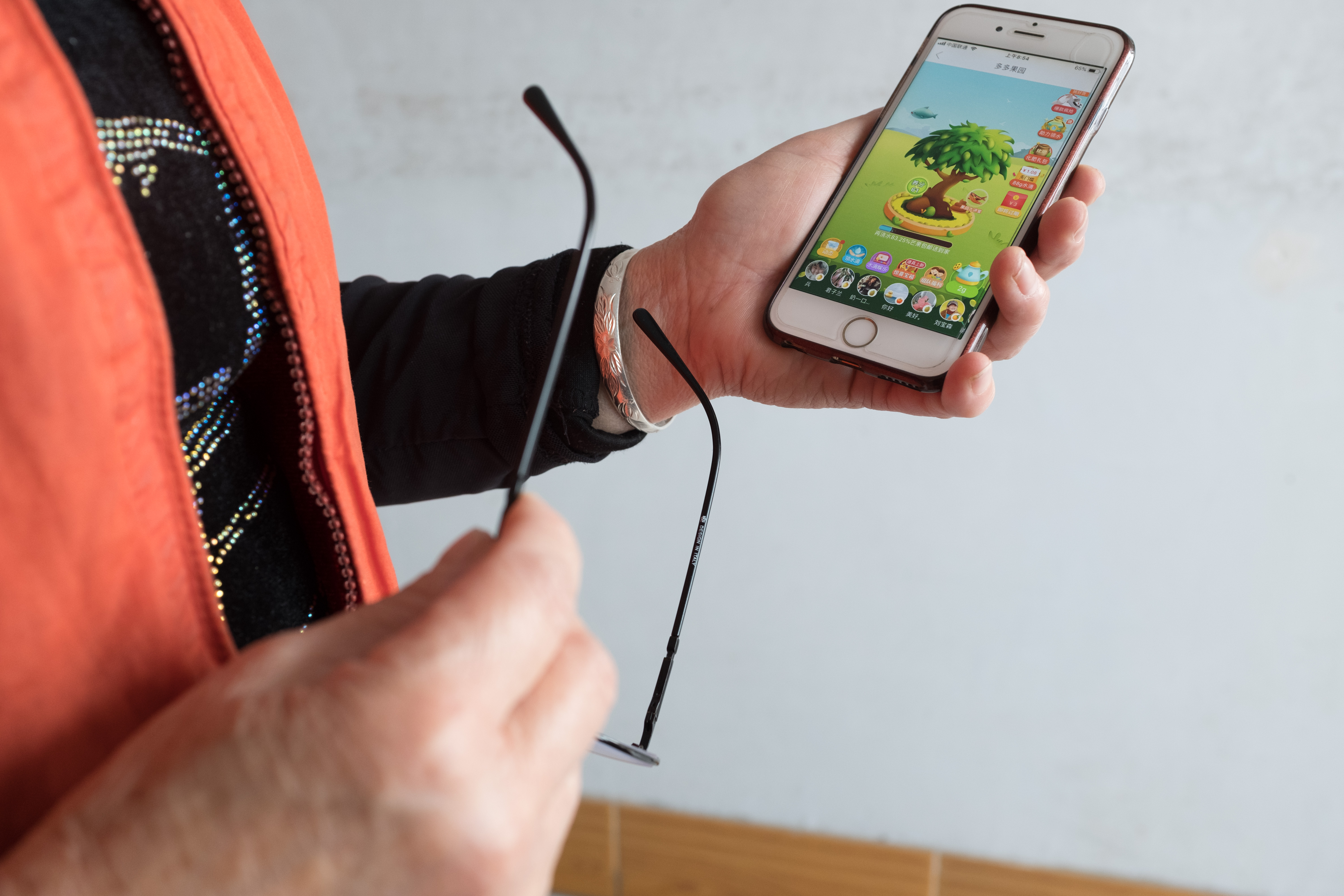 母女俩异地上学父亲留守,农村父母的真实故事图片