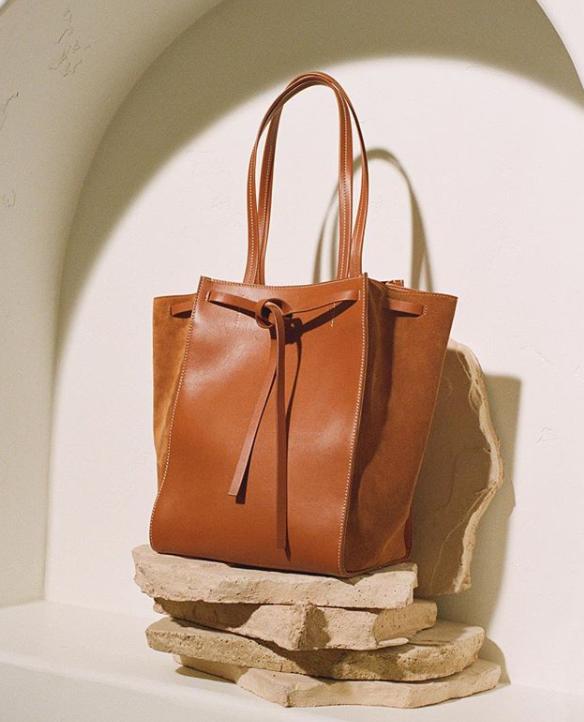 买了名牌包又得买名牌衣服,买了大牌包包后悔吗