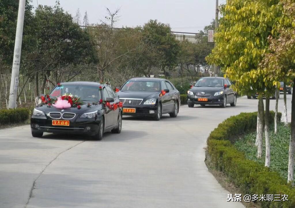 迎亲队伍遇到下葬队伍,农村的结婚迎亲车队