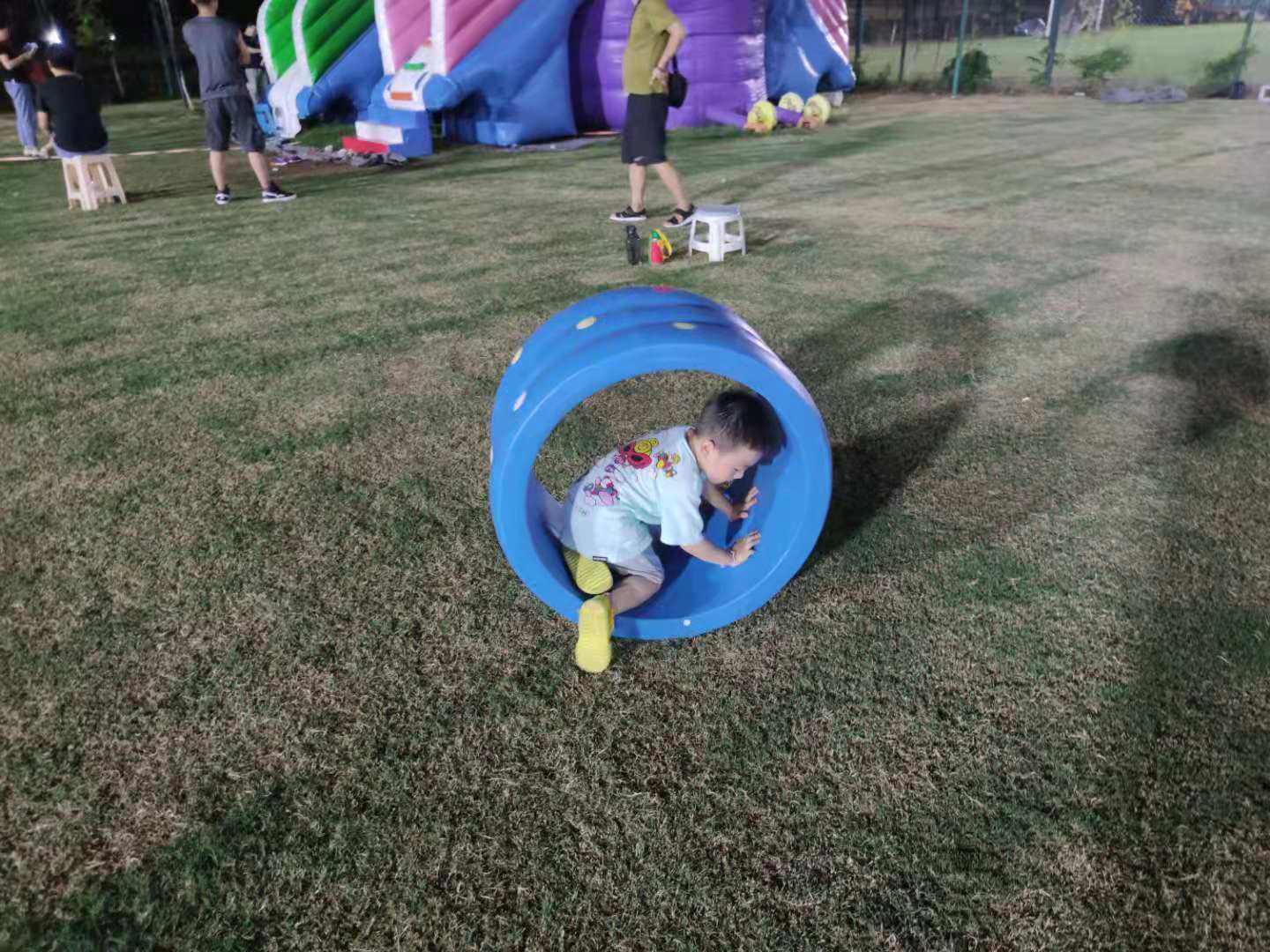 夏日晚上带娃运动,夏天带女儿晚上逛公园的视频