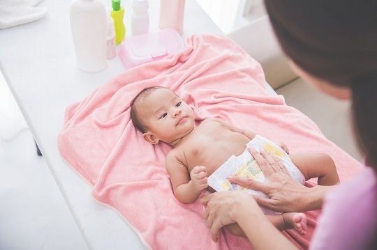 新生儿1-12个月的养育知识大全,新生儿相关的100个照顾问题