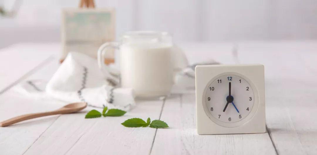 为何脱脂奶粉没有全脂奶粉黄,全脂奶粉好还是脱脂奶粉好啊