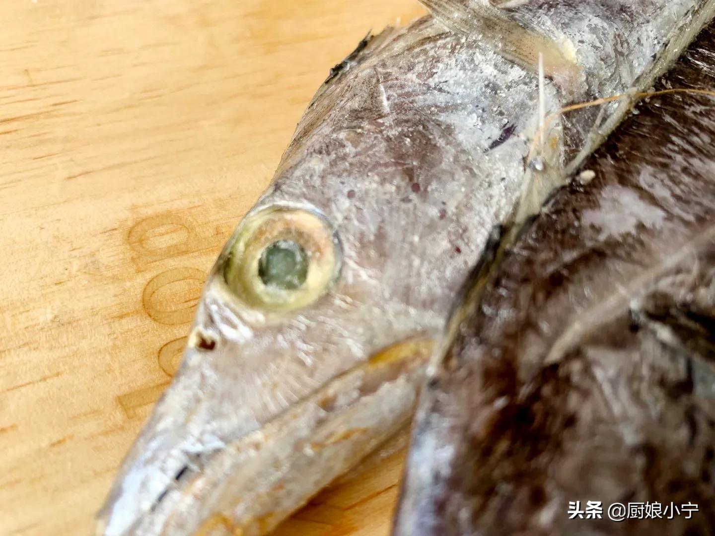 挑带鱼有窍门这样选才对,带鱼买的时间长了应该怎么做