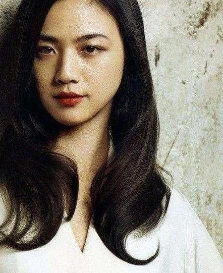 她25岁出道爆红影响别人家庭,她25岁走红47岁嫁给了爱情