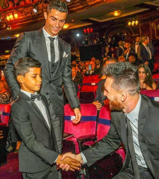 c罗送儿子新球鞋,c罗送儿子迷你罗上学