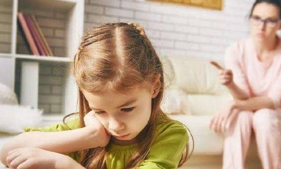 女孩夹腿是性意识萌发，两位妈妈的做法，把娃引向了不同的人生