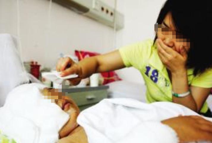 宝宝不谨慎吞了一根烟头,宝宝不谨慎吞了他爸爸的烟头