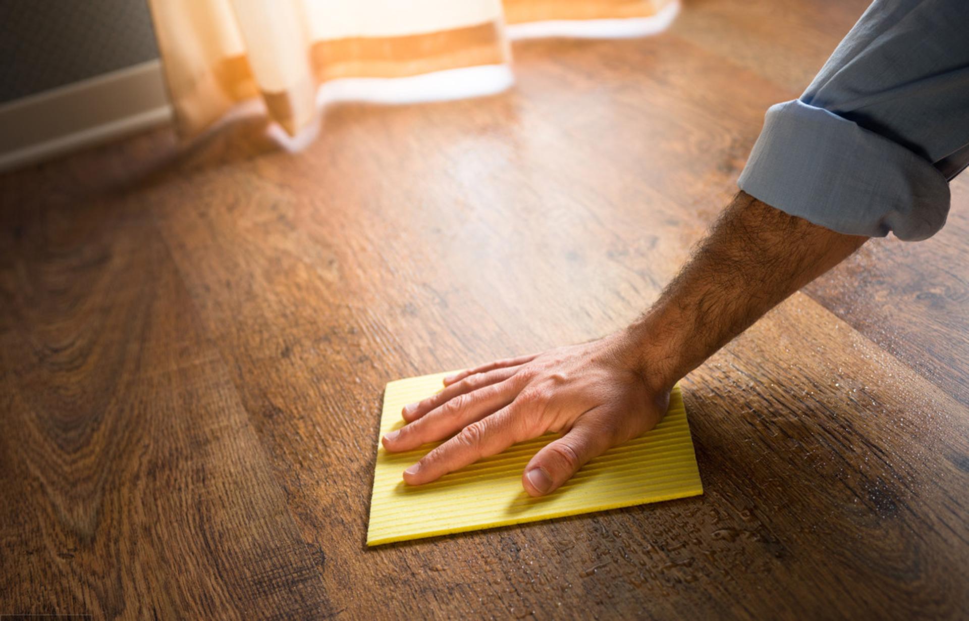 拖地为什么有一股腥味,拖地总是有一种腥味是瓷砖问题吗