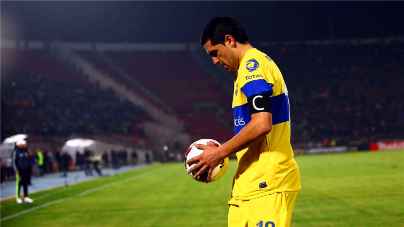 小罗和梅西谁更能拿10号,梅西在巴萨的时候小罗是几号