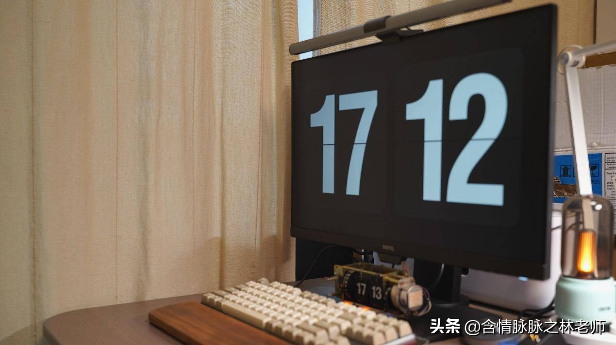 办公桌面打造,笔记本桌搭外接显示器精致布局