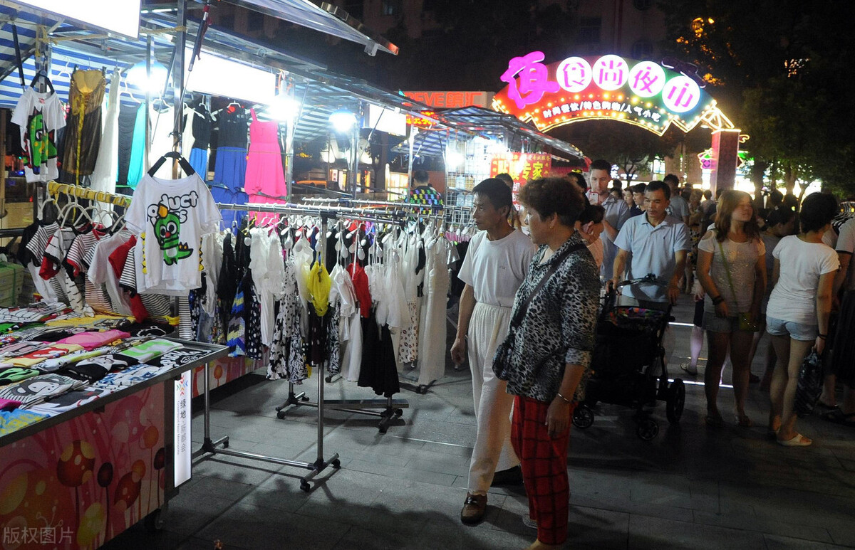 不要小看摆地摊卖衣服,别瞧不起不起眼的生意