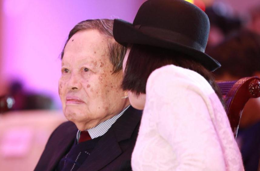28岁翁帆为何下嫁82岁杨振宁,82岁杨振宁与28岁的翁帆现况怎样