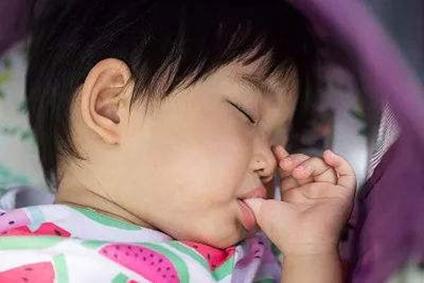 宝宝咬手指怎么纠正,宝宝咬指甲是怎么纠正