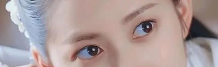她为什么没眼技？怎么改善眼睛无神的状态