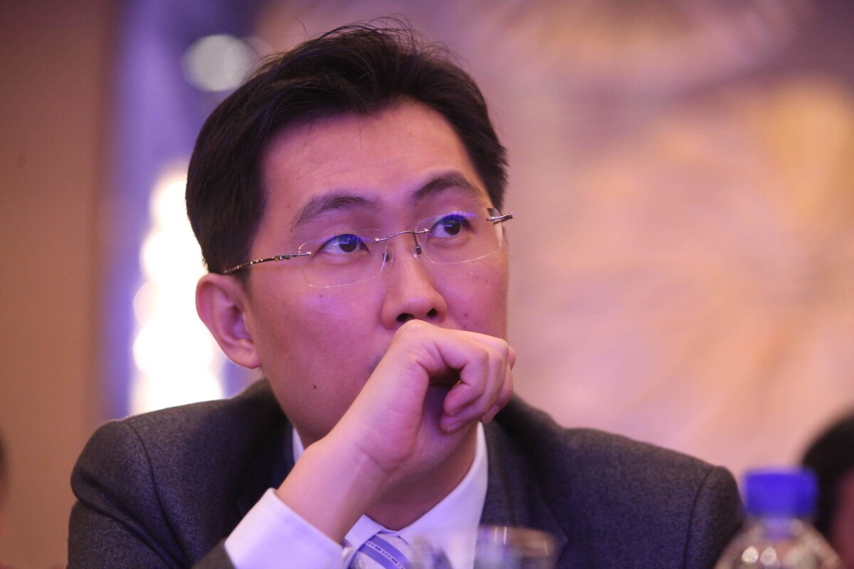 他是刘强东、王兴背后的老板，与马云齐名，身价接近4000亿