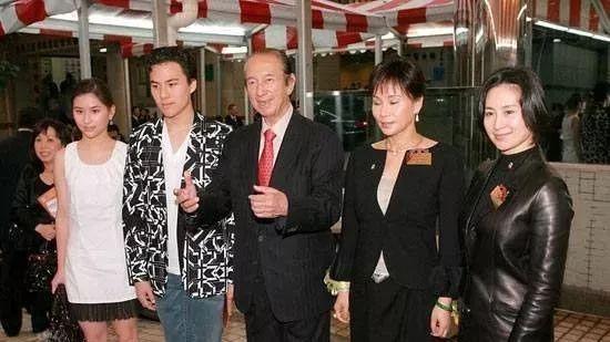 陈婉珍年轻跟赌王合影,陈婉珍为何能成为赌王