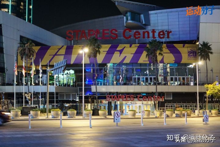 斯台普斯球馆雕像,斯台普斯中心门前的雕像