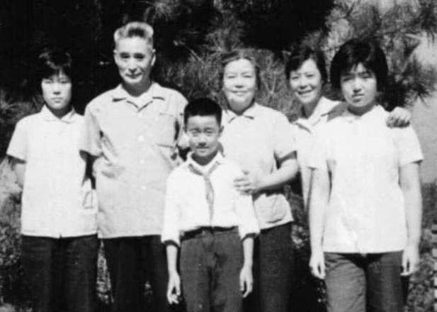 黄维妻子为什么跳河自尽,妻子苦等丈夫7年完整版大结局